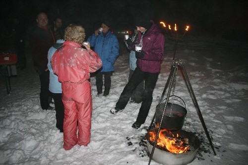 GlÃ¼hwein am Lagerfeuer bei der Schneeschuhnacht am Dreisessel